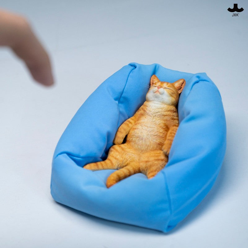 JXK336 ソファで寝そべる猫 樹脂・布製フィギュア(全2種)