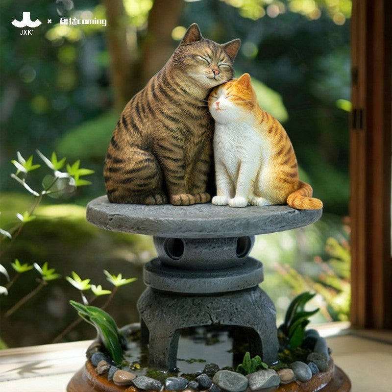 JXK331 石灯籠でくつろぐ猫たち