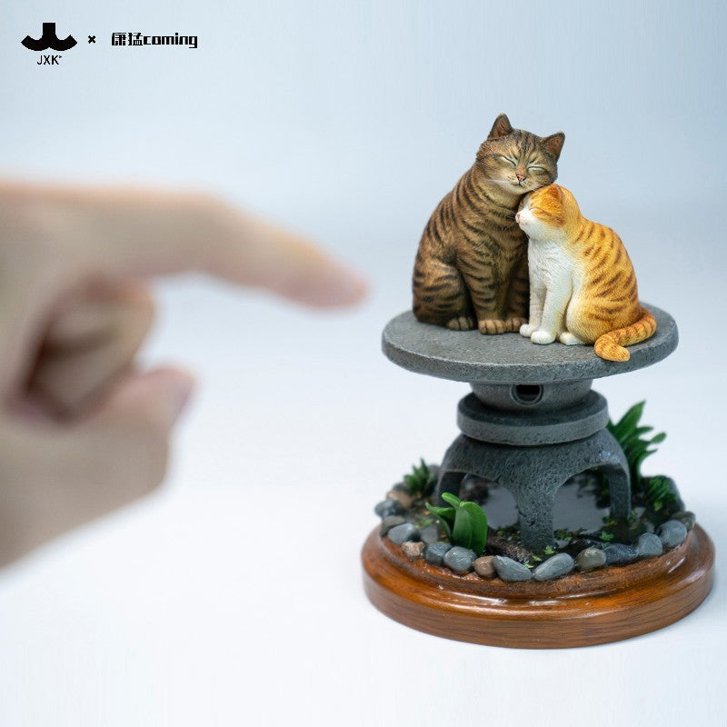 JXK331 石灯籠でくつろぐ猫たち