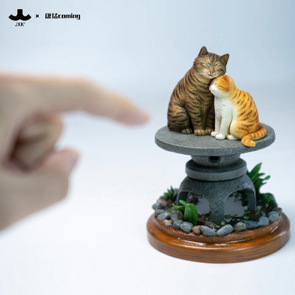JXK331 石灯籠でくつろぐ猫たち