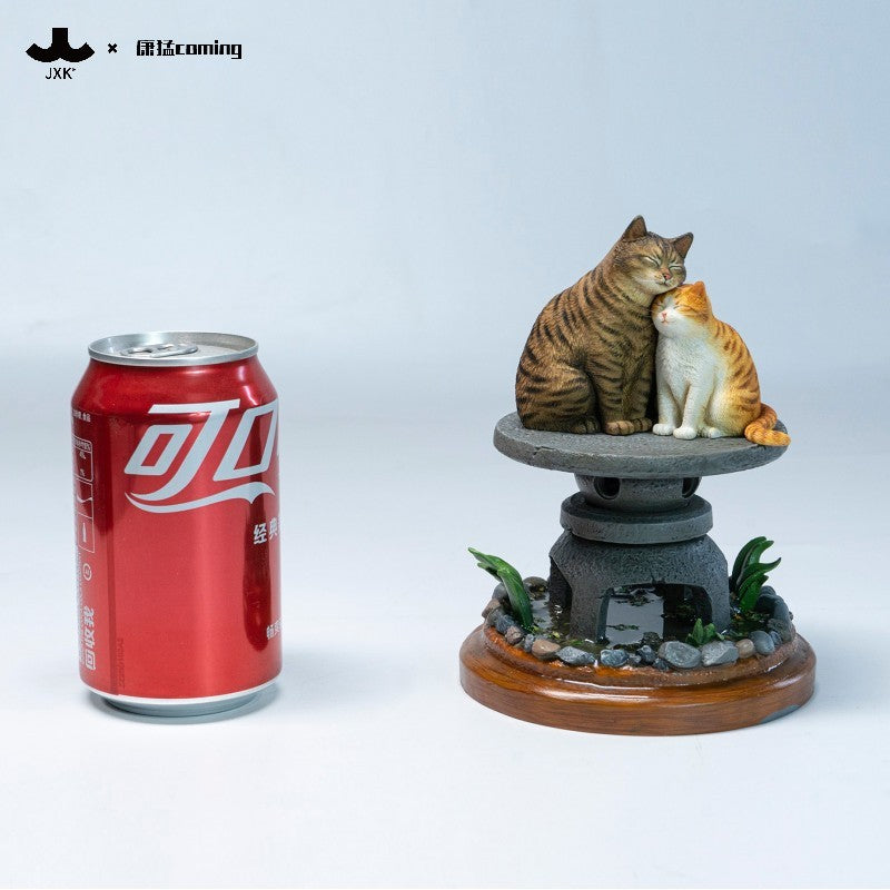 JXK331 石灯籠でくつろぐ猫たち