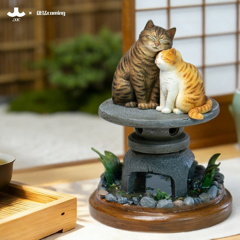 JXK331 石灯籠でくつろぐ猫たち