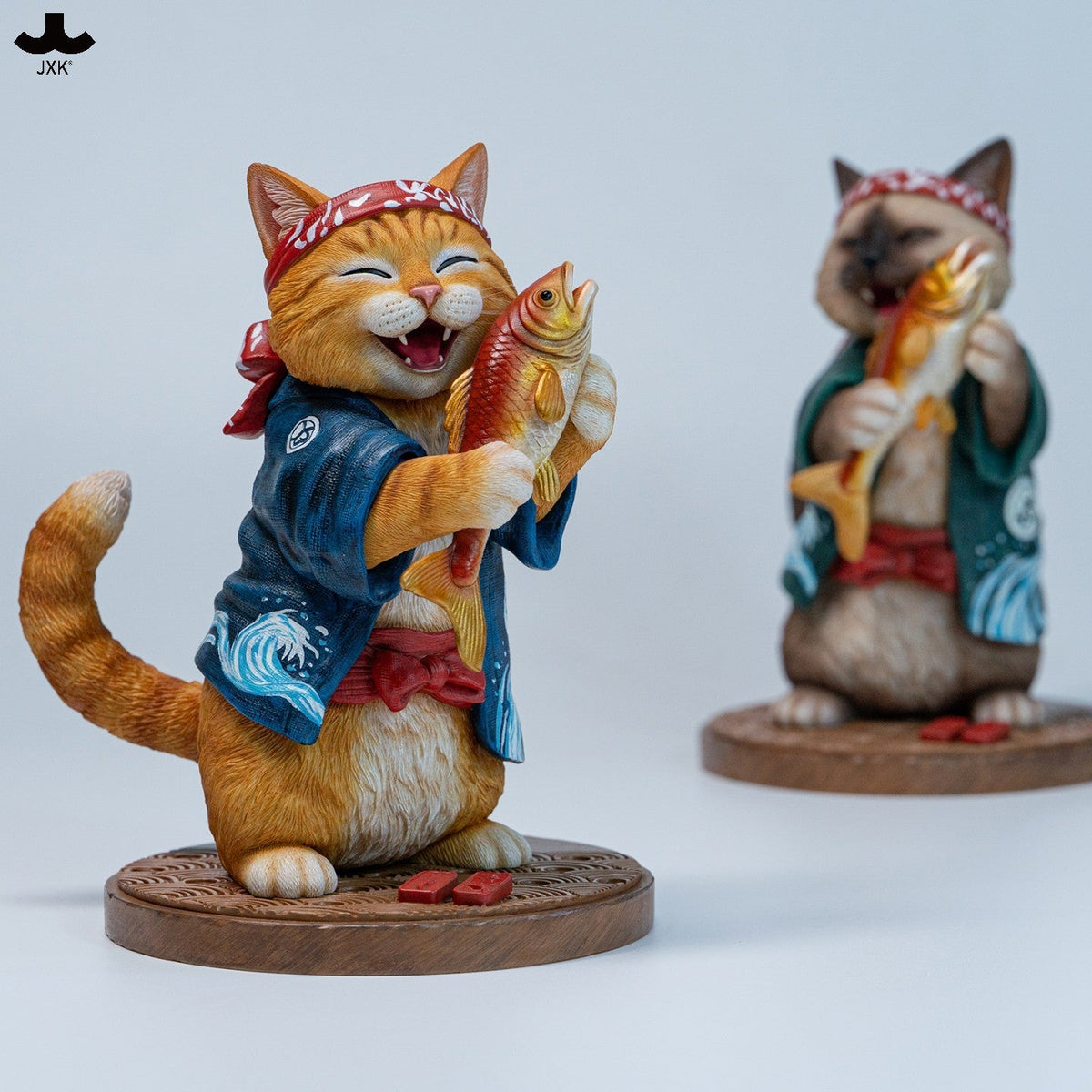 JXK368 鯛を抱えた猫ボス 樹脂フィギュア（台座付き・全2種） 商品画像