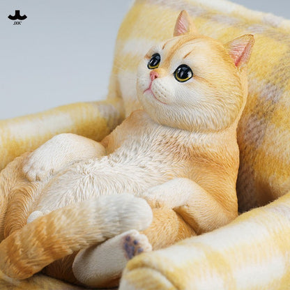 JXK350 ソファでくつろぐ猫 樹脂・布製フィギュア（全3種）