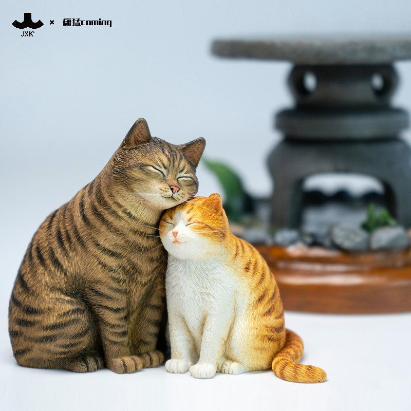 JXK331 石灯籠でくつろぐ猫たち