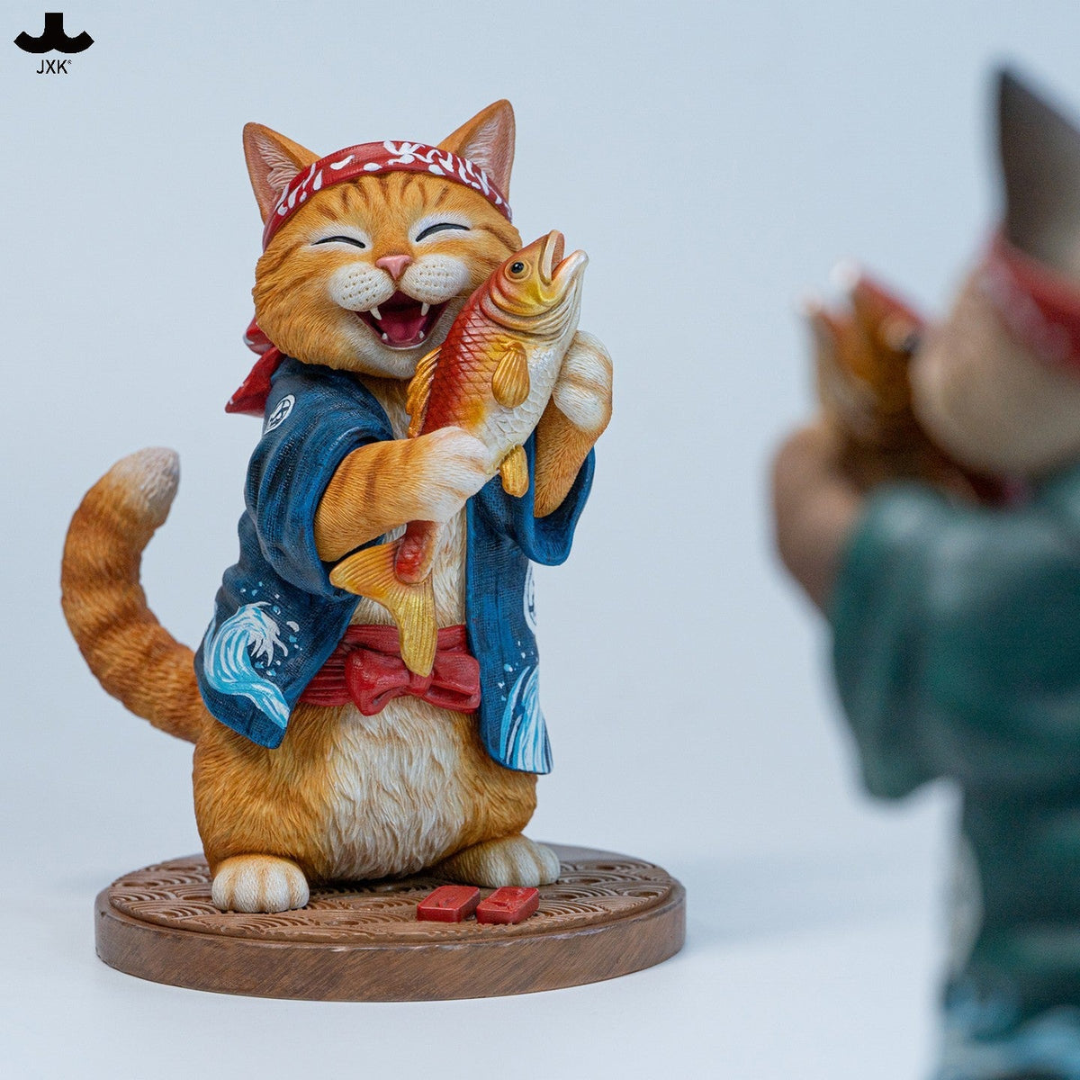 JXK368 鯛を抱えた猫ボス 樹脂フィギュア（台座付き・全2種） 商品画像