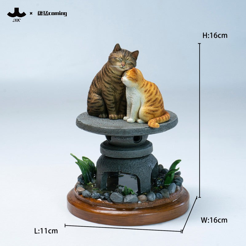 JXK331 石灯籠でくつろぐ猫たち