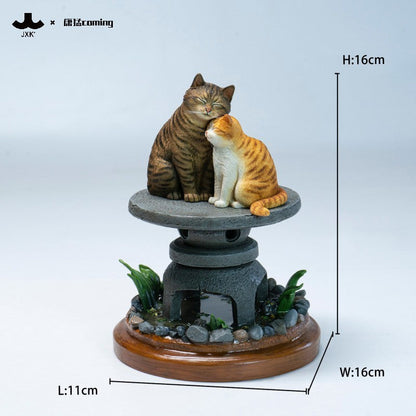 JXK331 石灯籠でくつろぐ猫たち