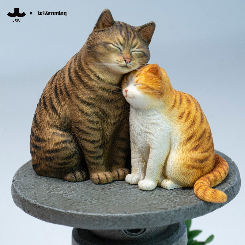 JXK331 石灯籠でくつろぐ猫たち