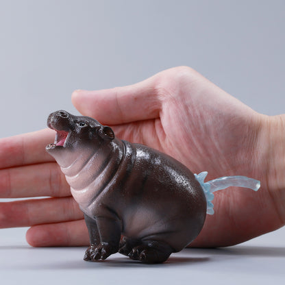 水遊びするカバの赤ちゃんムデン