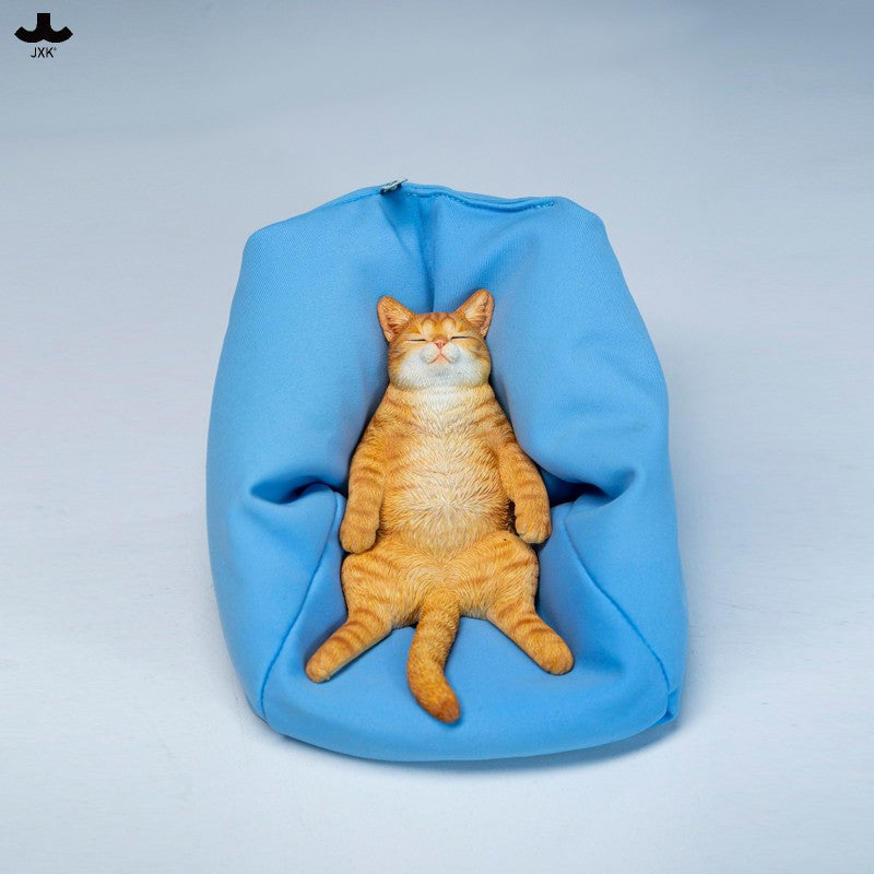 JXK336 ソファで寝そべる猫 樹脂・布製フィギュア（全2種）