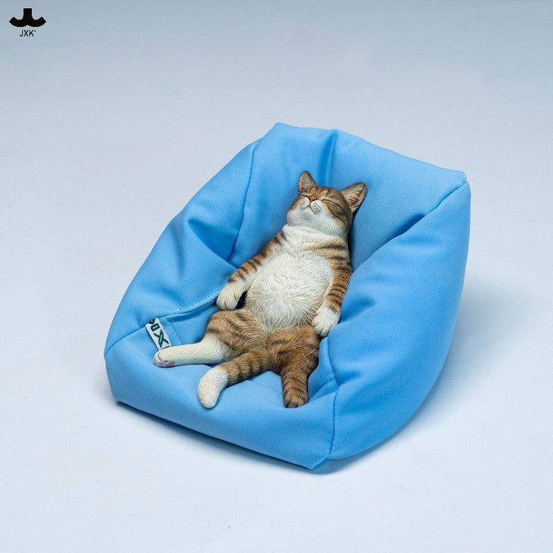 JXK336 ソファで寝そべる猫 樹脂・布製フィギュア（全2種）