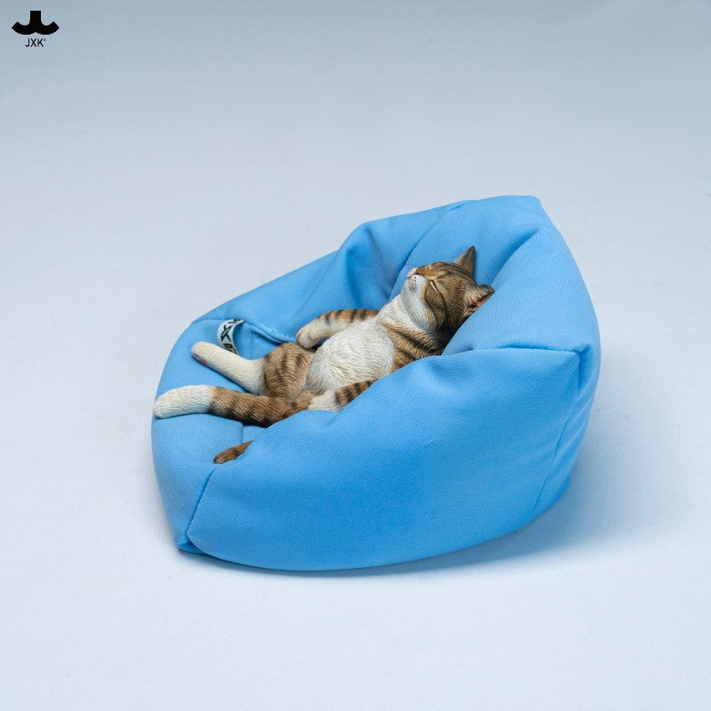 JXK336 ソファで寝そべる猫 樹脂・布製フィギュア（全2種）