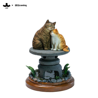 JXK331 石灯籠でくつろぐ猫たち