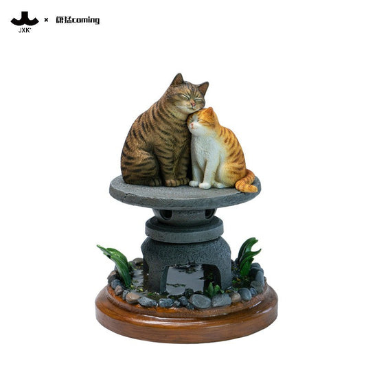 JXK331 石灯籠でくつろぐ猫たち